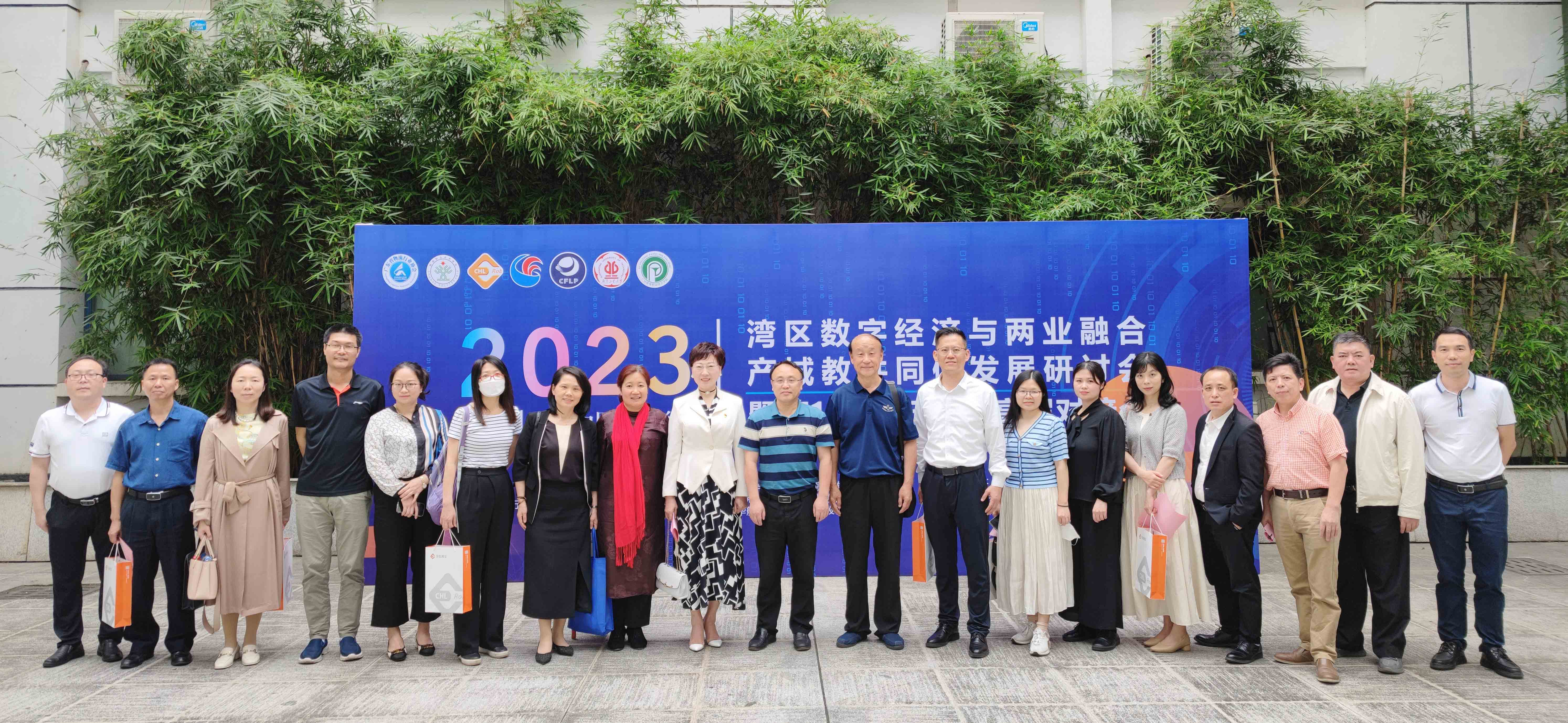 合影2.jpg 合影2.jpg